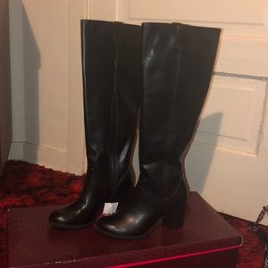 Black heeled boots
